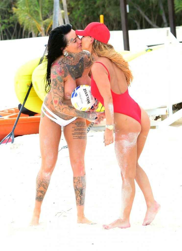 Jemma Lucy seins nus et Chantelle Connelly en maillot de bain