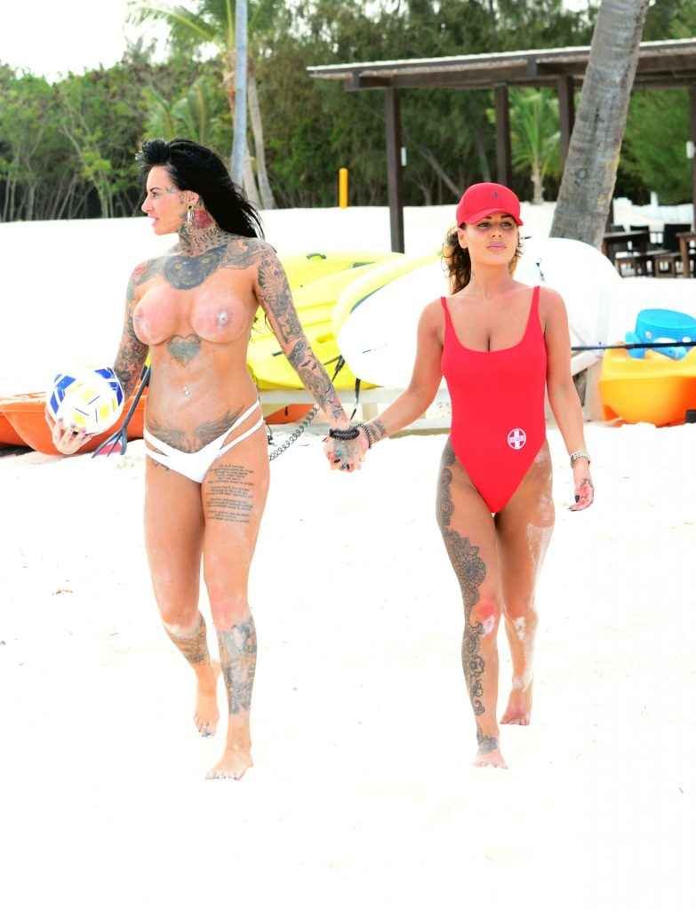 Jemma Lucy seins nus et Chantelle Connelly en maillot de bain