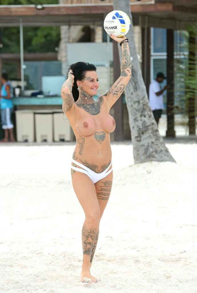 Jemma Lucy seins nus et Chantelle Connelly en maillot de bain