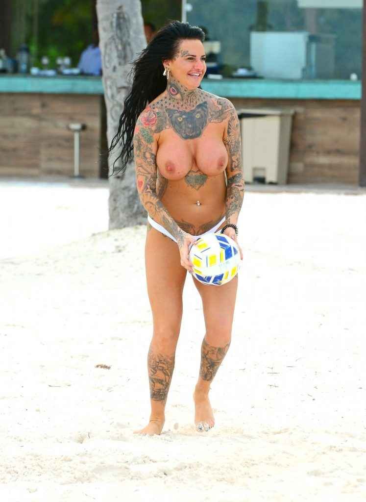 Jemma Lucy seins nus et Chantelle Connelly en maillot de bain