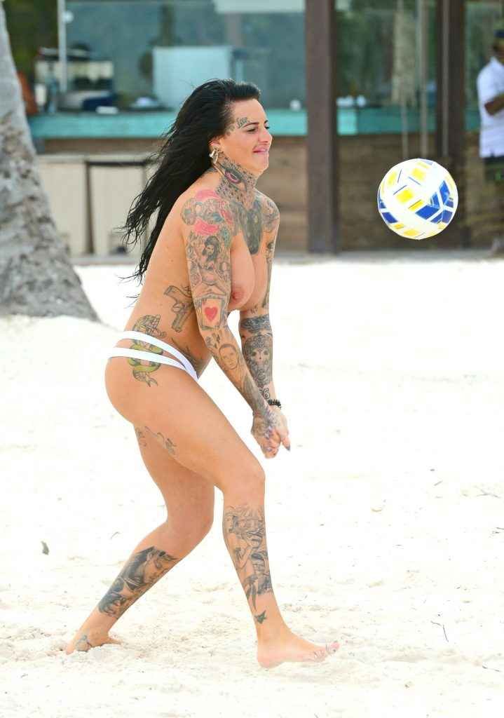 Jemma Lucy seins nus et Chantelle Connelly en maillot de bain