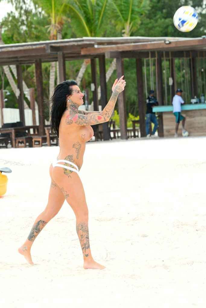 Jemma Lucy seins nus et Chantelle Connelly en maillot de bain