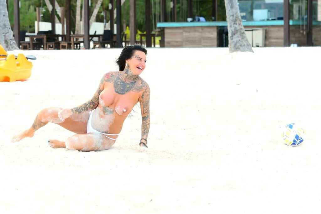 Jemma Lucy seins nus et Chantelle Connelly en maillot de bain