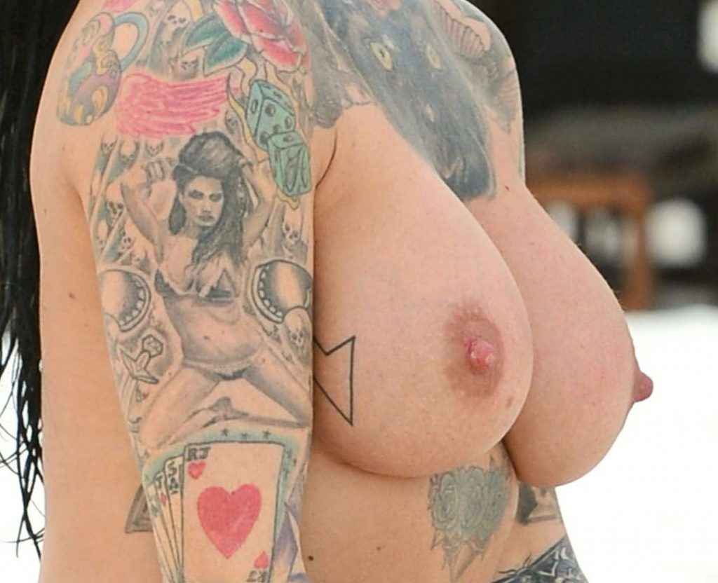 Jemma Lucy seins nus et Chantelle Connelly en maillot de bain