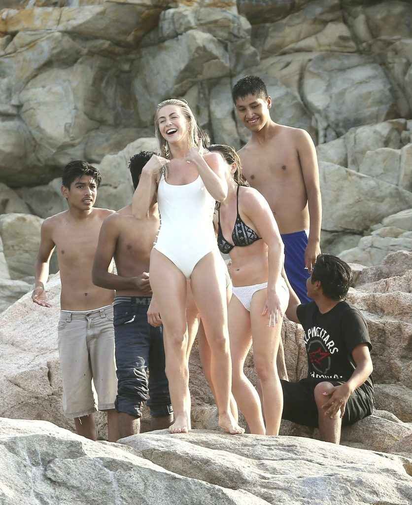 Julianne Hough, Nina Dobrev, maillot de bain et bikini
