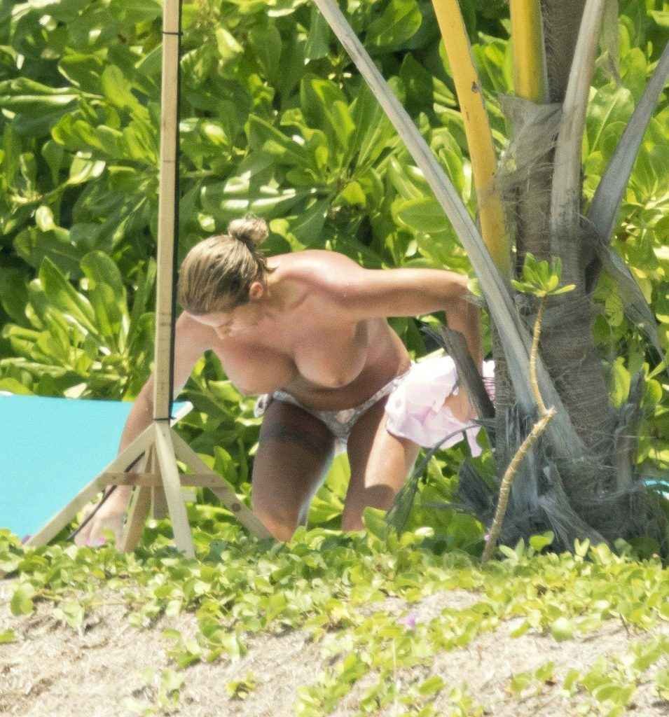 Katie Price seins nus aux Maldives