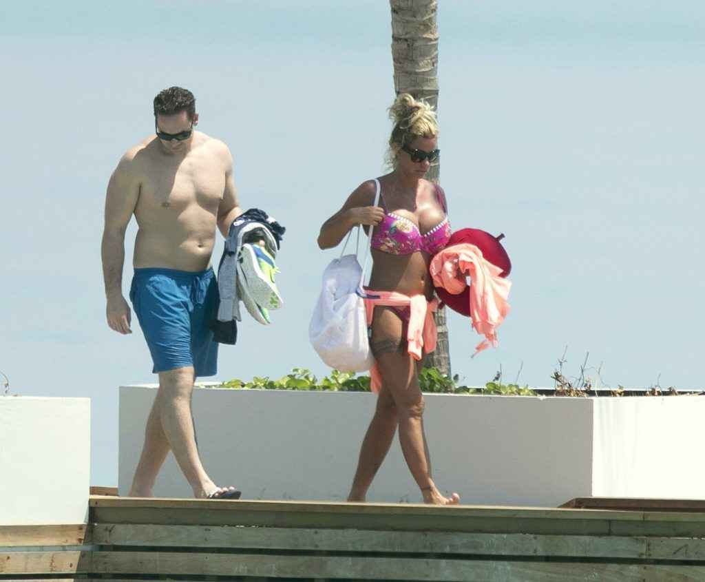 Katie Price seins nus aux Maldives