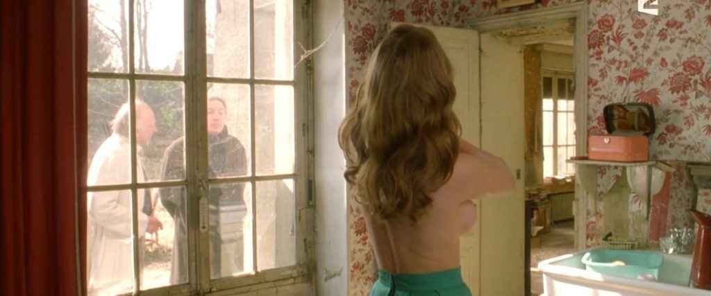 Léa Seydoux nue dans Roses à Crédit