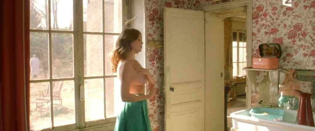 Léa Seydoux nue dans Roses à Crédit