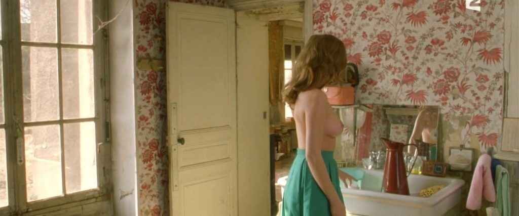 Léa Seydoux nue dans Roses à Crédit