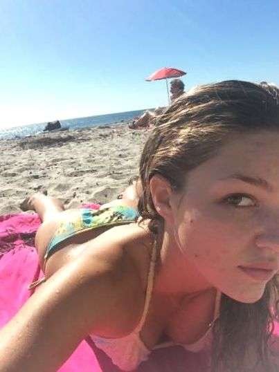 Lili Simmons nue, les photos volées