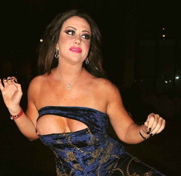 Lisa Appleton exhibe ses seins à Londres