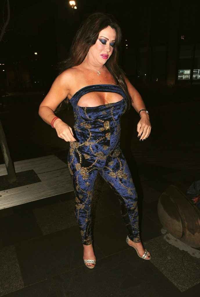 Lisa Appleton exhibe ses seins à Londres