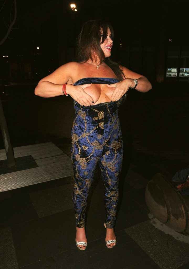 Lisa Appleton exhibe ses seins à Londres