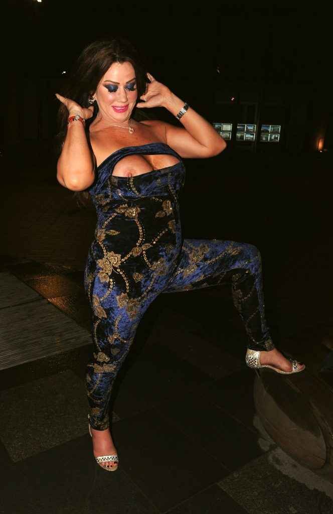 Lisa Appleton exhibe ses seins à Londres