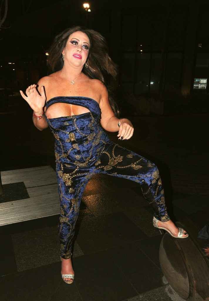 Lisa Appleton exhibe ses seins à Londres