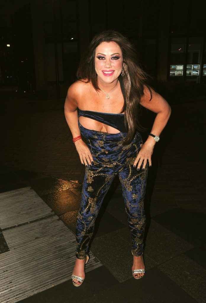 Lisa Appleton exhibe ses seins à Londres