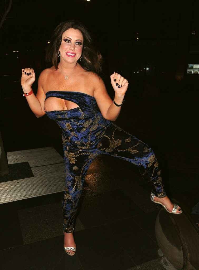 Lisa Appleton exhibe ses seins à Londres