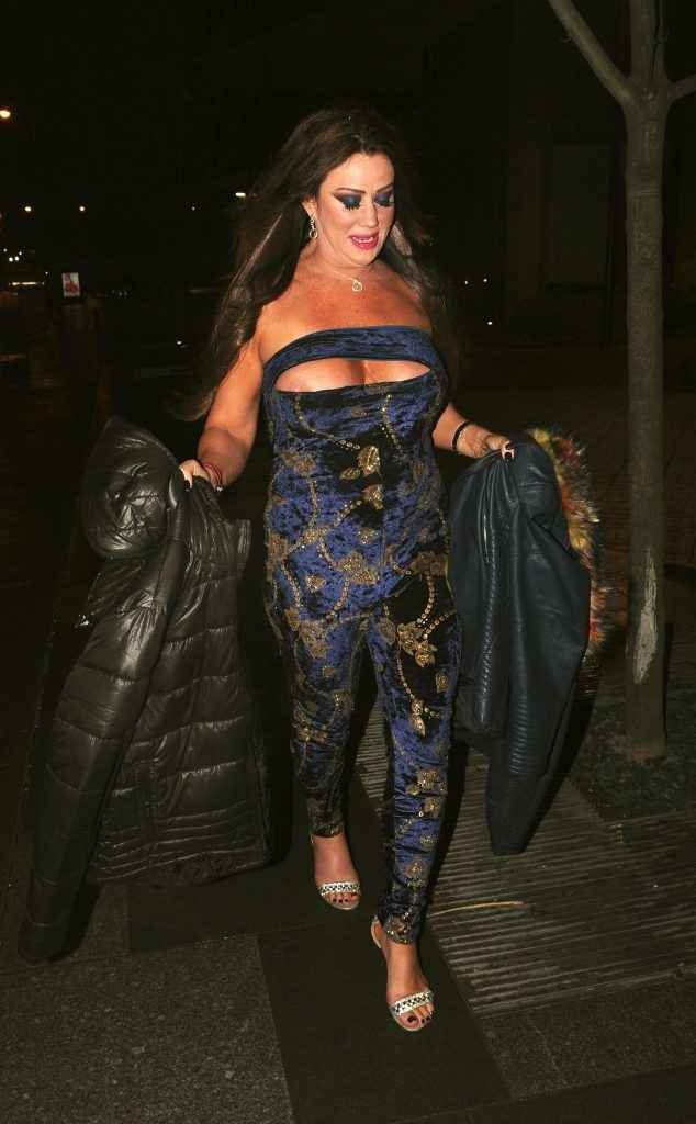 Lisa Appleton exhibe ses seins à Londres