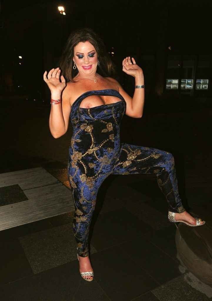 Lisa Appleton exhibe ses seins à Londres