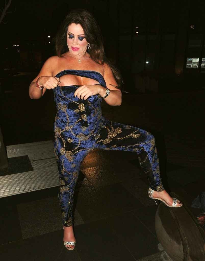 Lisa Appleton exhibe ses seins à Londres