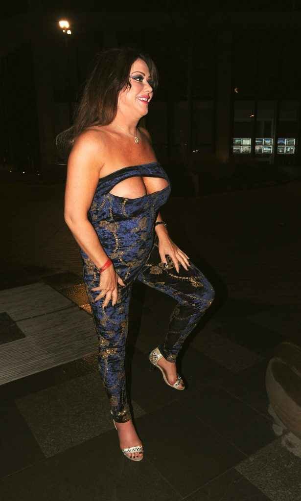 Lisa Appleton exhibe ses seins à Londres