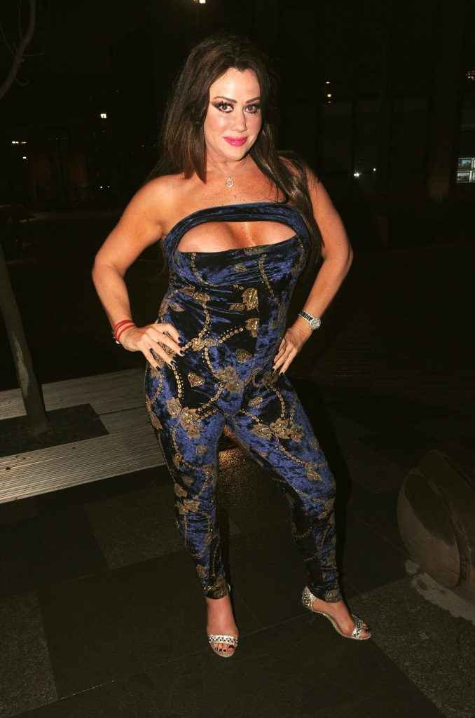 Lisa Appleton exhibe ses seins à Londres