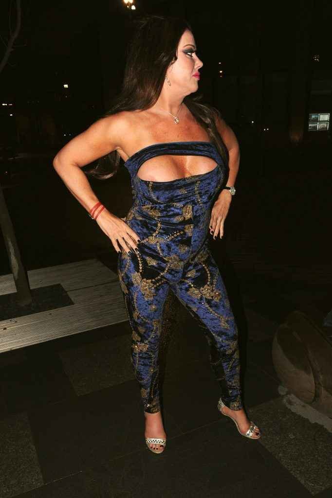 Lisa Appleton exhibe ses seins à Londres