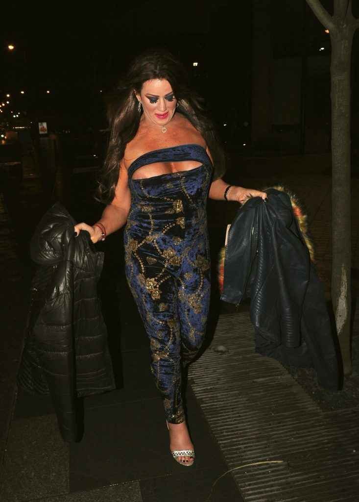 Lisa Appleton exhibe ses seins à Londres