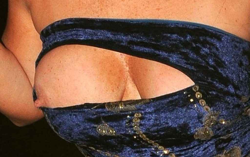 Lisa Appleton exhibe ses seins à Londres