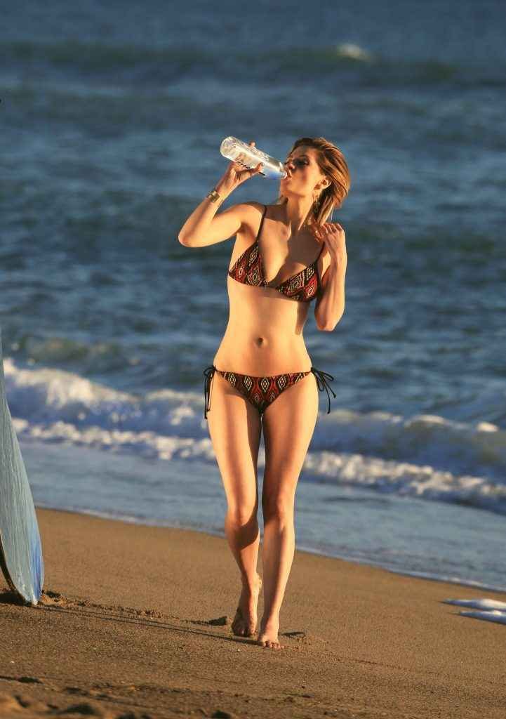 Mischa Barton en bikini pour 138 Water