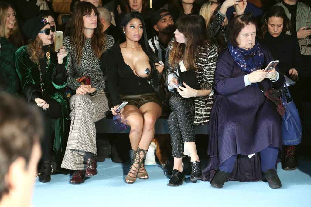 Nicki Minaj exhibe un sein à la Fashion Week de Paris