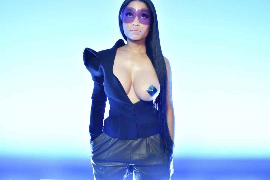 Nicki Minaj exhibe un sein à la Fashion Week de Paris