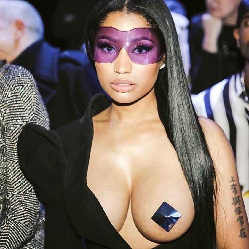 Nicki Minaj exhibe un sein à la Fashion Week de Paris