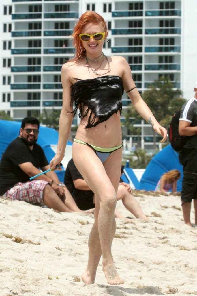 Olivia Nervo seins nus à Miami