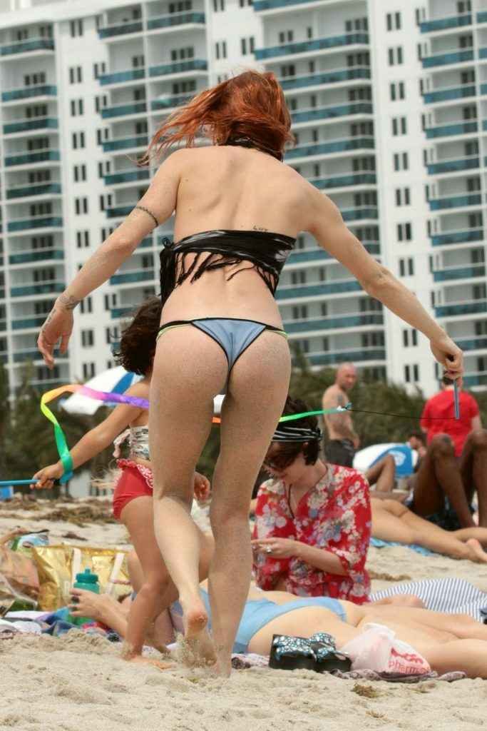 Olivia Nervo seins nus à Miami