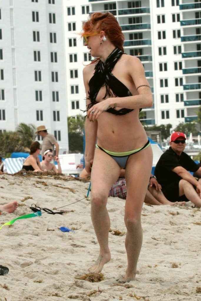 Olivia Nervo seins nus à Miami