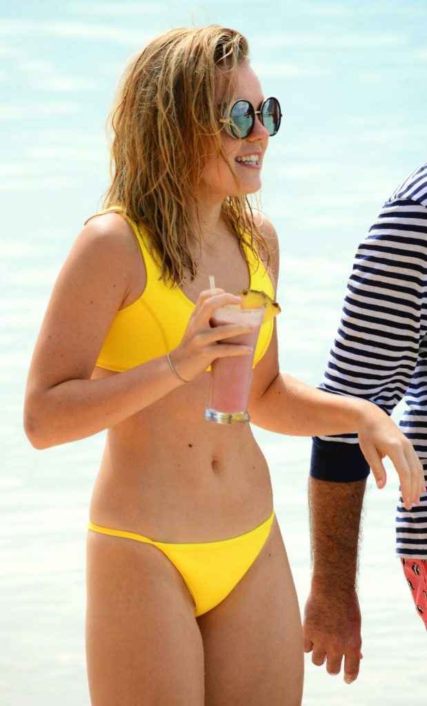 Tallia Storm en bikini à La Barbade