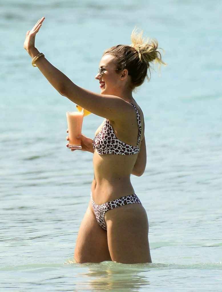 Tallia Storm en bikini à La Barbade