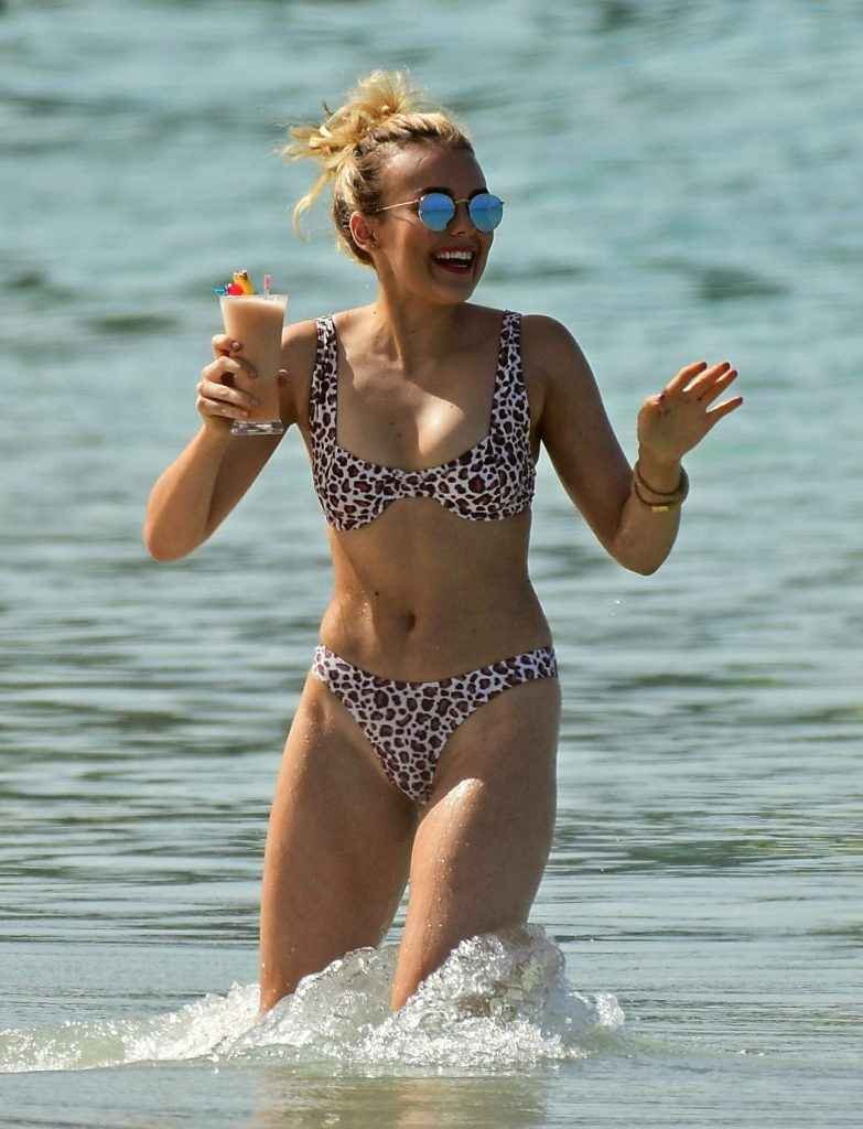 Tallia Storm en bikini à La Barbade