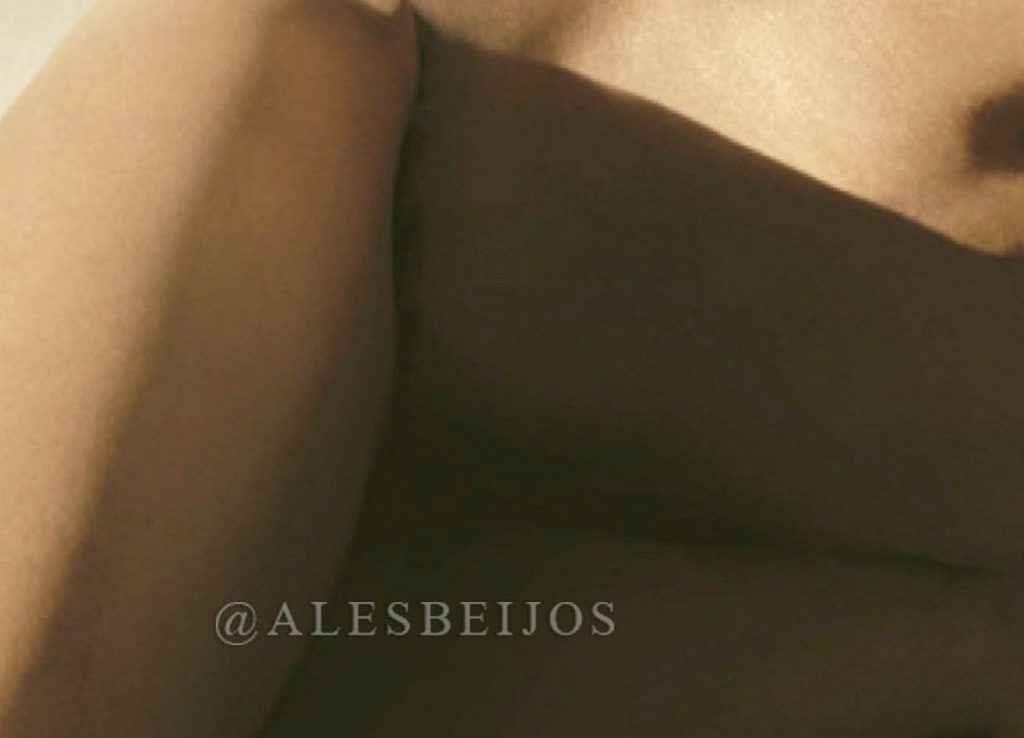 Aleesandra Ambrosio nue dans Narcisse