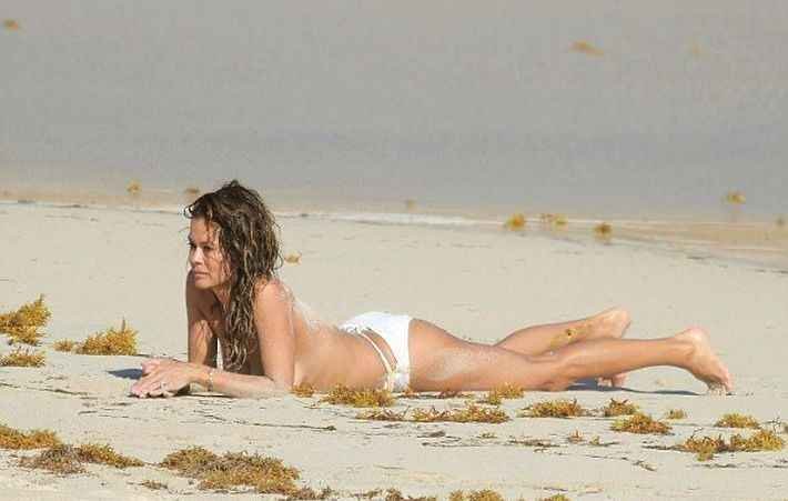 Brooke Burke seins nus aux Bahamas