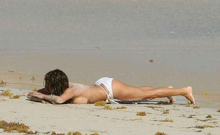 Brooke Burke seins nus aux Bahamas