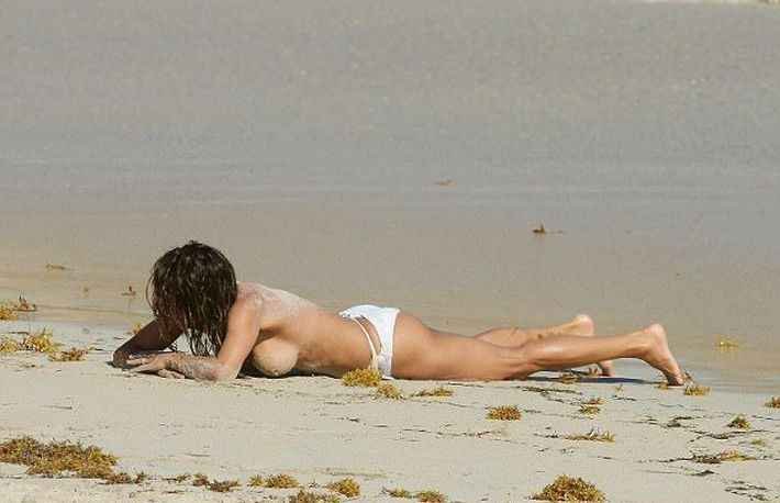 Brooke Burke seins nus aux Bahamas