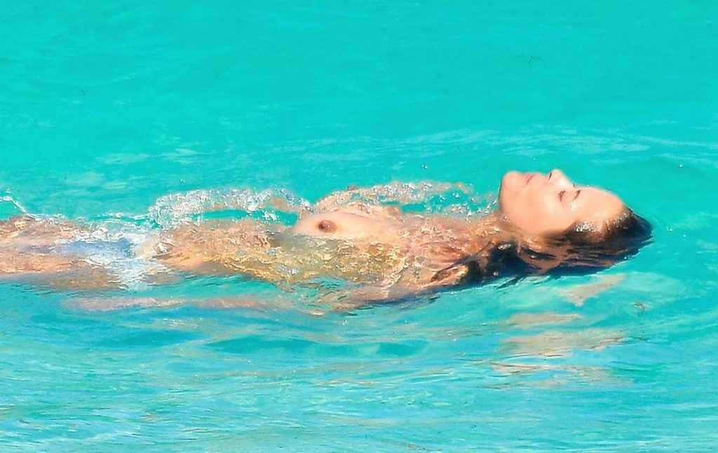 Brooke Burke seins nus aux Bahamas