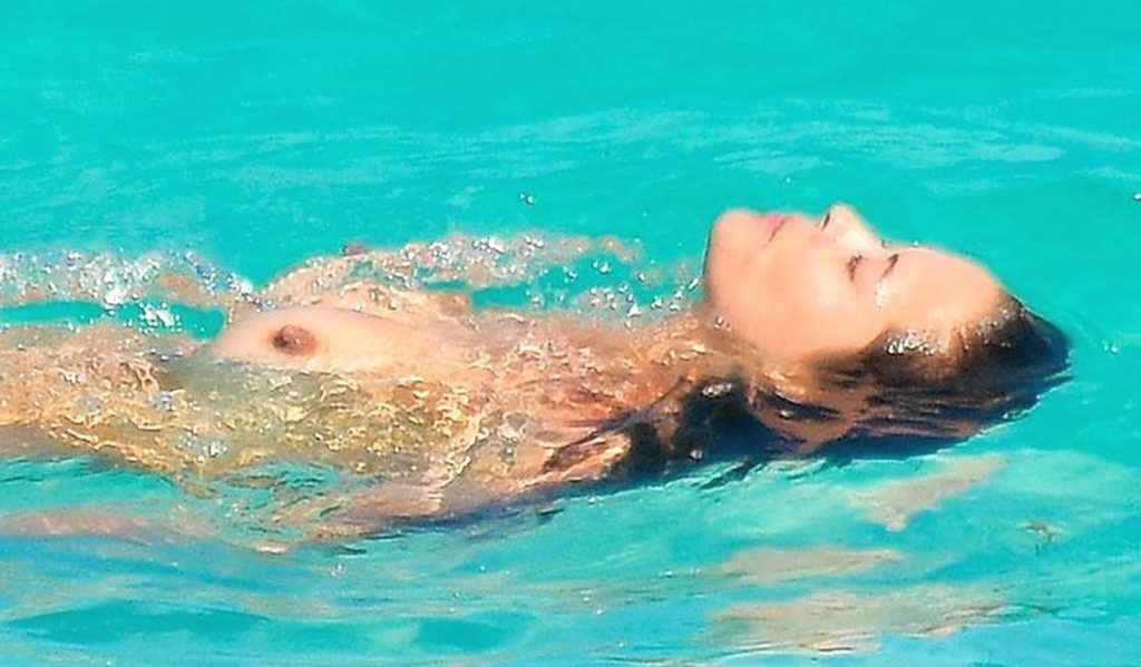 Brooke Burke seins nus aux Bahamas
