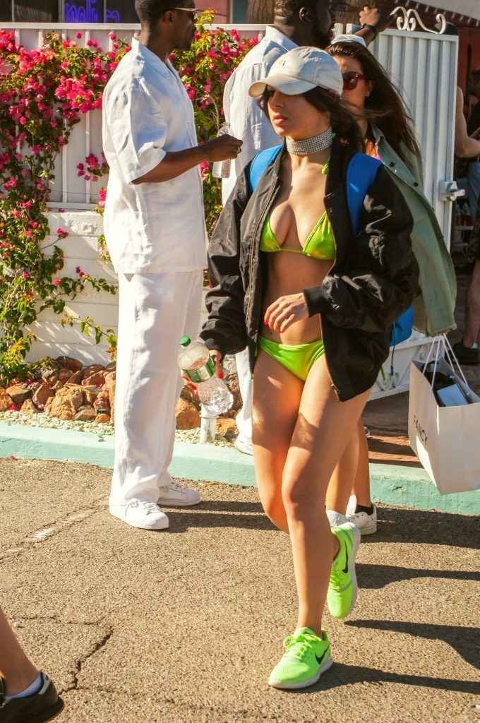 Charli XCX en bikini à Coachella