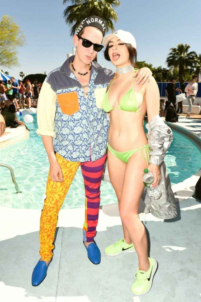 Charli XCX en bikini à Coachella