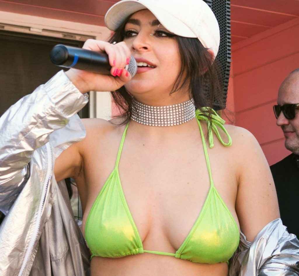 Charli XCX en bikini à Coachella