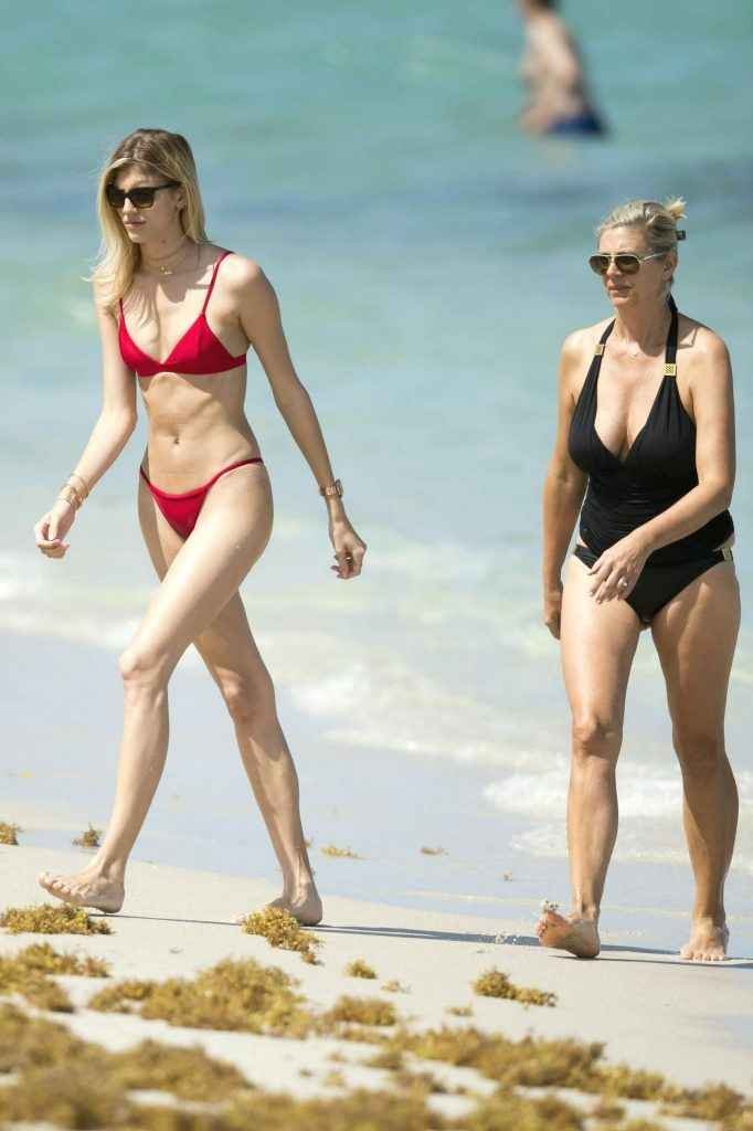 Devon Windsor dans un bikini rouge